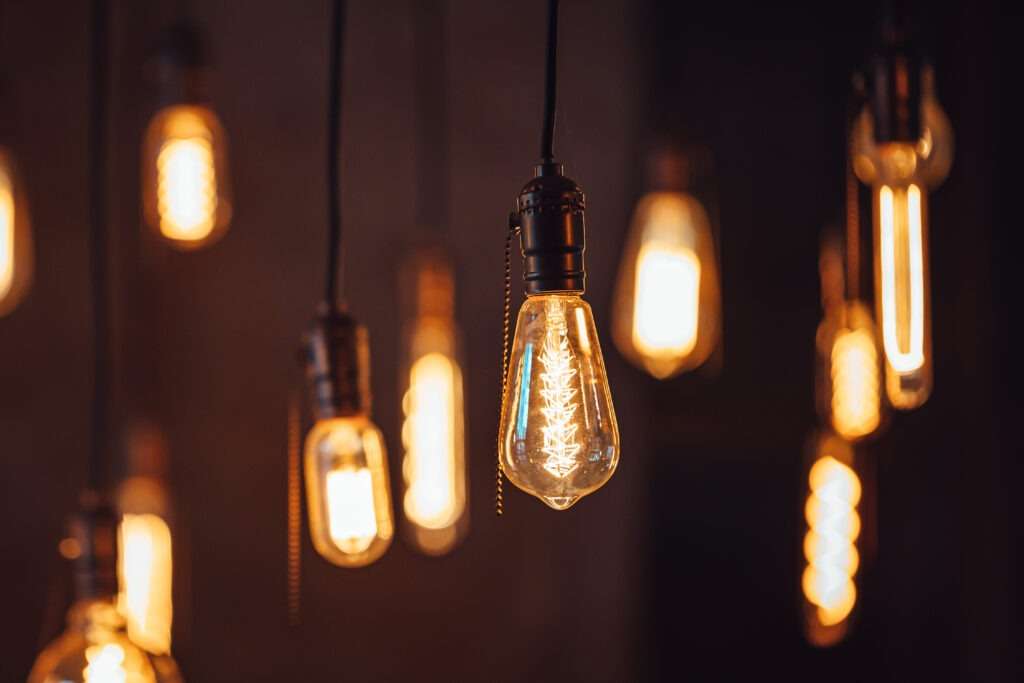 Lightbulb moments with automated publishing database-publishing-softwareretro lampen die an der decke eines modernen hauses oder cafes haengen